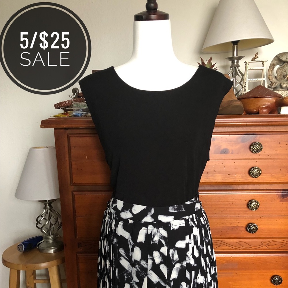 🔺Banana Republic Pleated Black/White Mini skirt